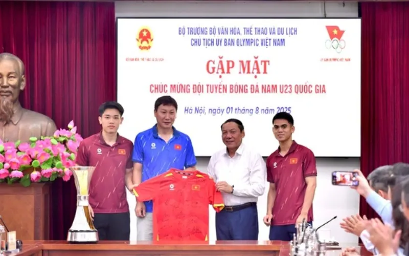 Tại buổi gặp mặt, thừa ủy quyền của Thủ tướng Chính phủ, Bộ trưởng Nguyễn Văn Hùng đã trao tặng Bằng khen của Thủ tướng cho Tập thể đội tuyển và 24 cá nhân của đội (Ảnh: Đăng Huy)