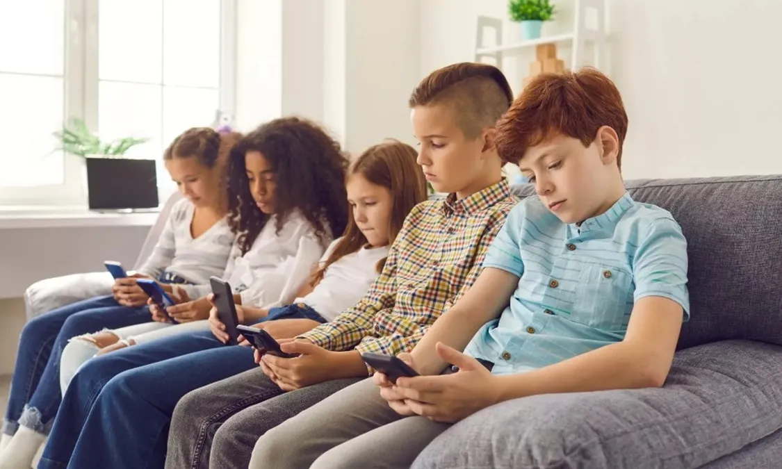 Trẻ dưới 13 tuổi không nên sử dụng điện thoại thông minh và MXH, theo nghiên cứu toàn cầu