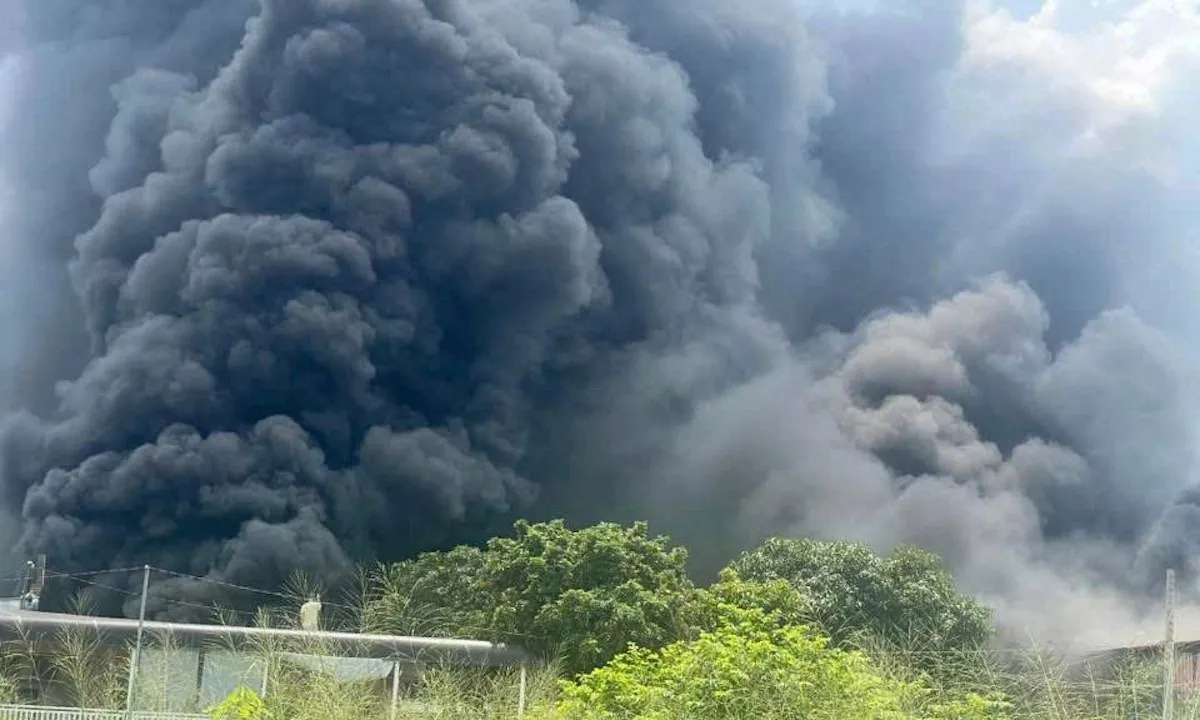 Xưởng mút xốp bốc cháy dữ dội ở Đồng Nai