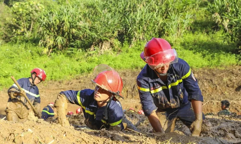 Xuyên đêm thông đường vào vùng lũ Xa Dung