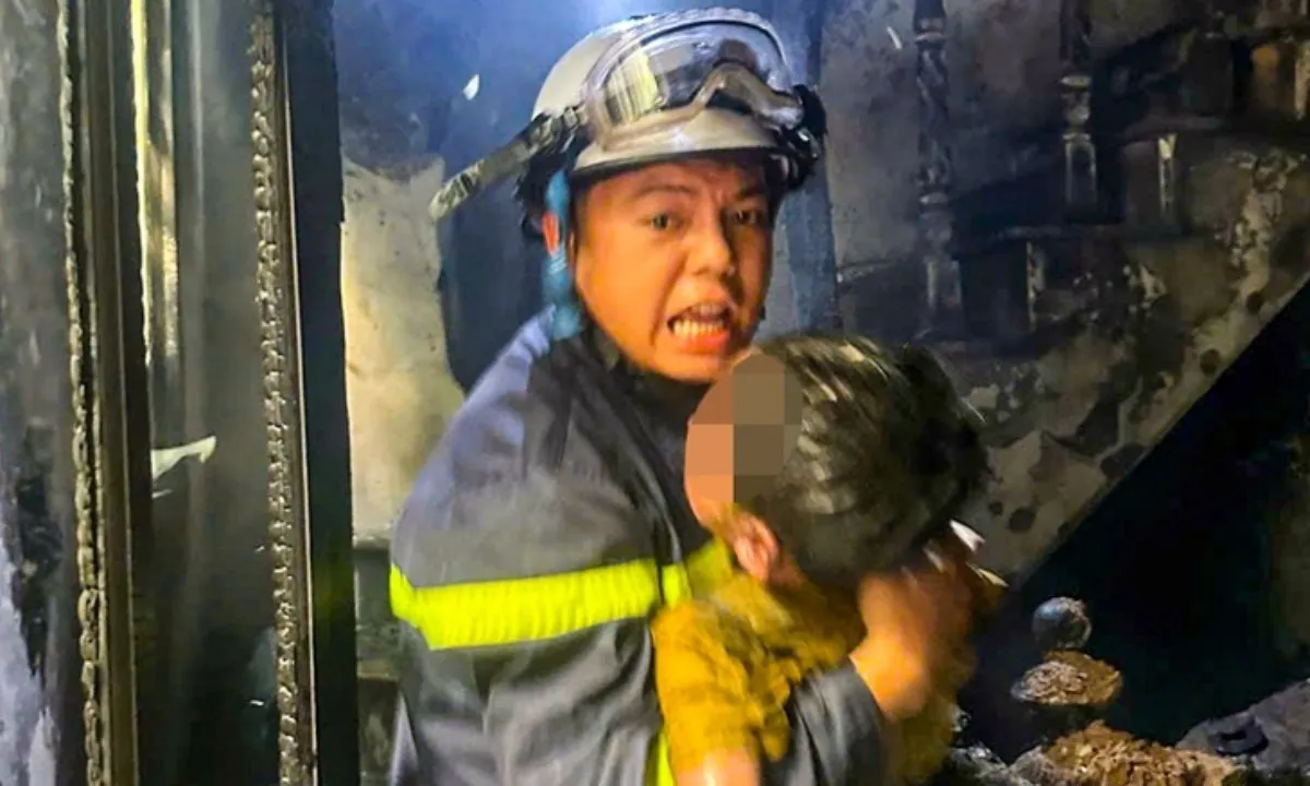 Hà Nội: Cháy nhà 3 tầng, giải cứu 3 người mắc kẹt