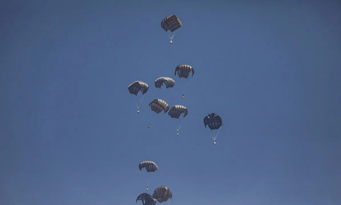 Liên minh 6 nước lần đầu thả viện trợ chung xuống Gaza