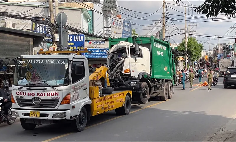 Xe rác gây tai nạn chết người được xe cứu hộ kéo đi, thêm 1 người tử vong