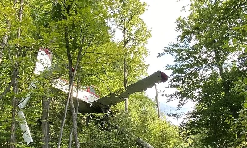 Rơi máy bay tư nhân gần sân bay Ottawa, hai người bị thương