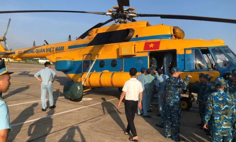 Máy bay Bộ Quốc phòng đưa hàng cứu trợ tới vùng cô lập ở Điện Biên