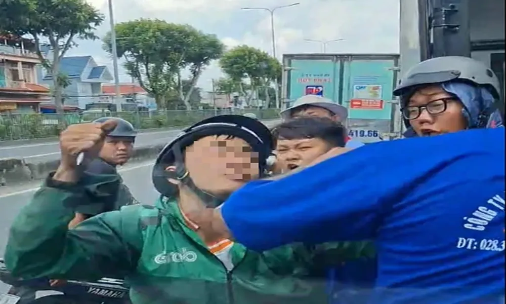 Mâu thuẫn giao thông, tài xế xe công nghệ dùng sắt phá xe tải