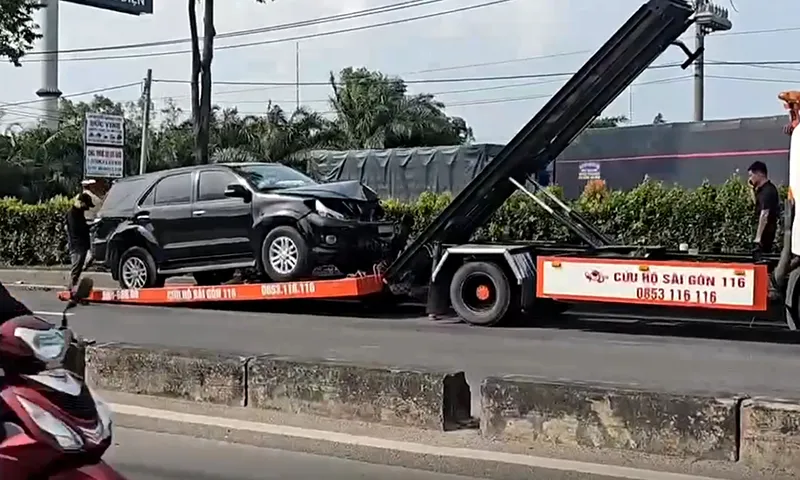 Ô tô 7 chỗ leo lên dải phân cách, tông gãy cột đèn