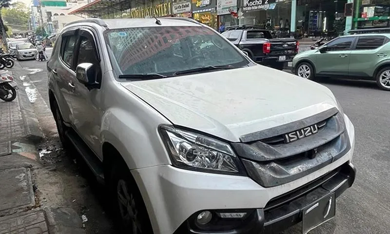 Xe ô tô đậu cả năm kế Ký túc xá không biết của ai