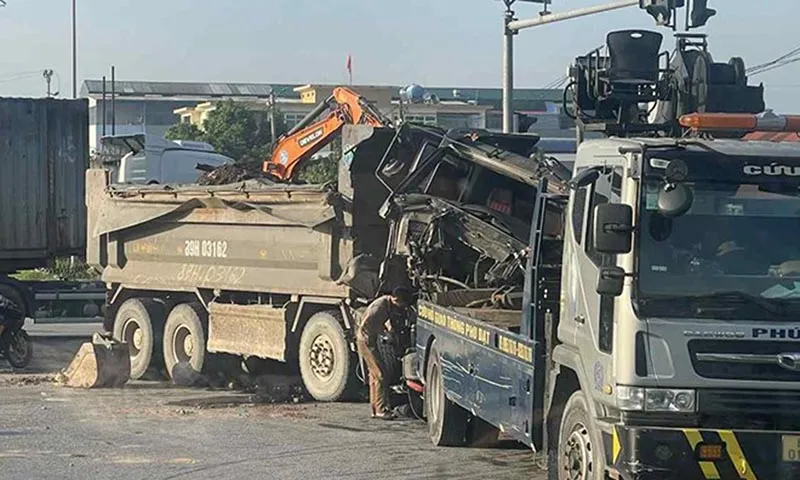 Xe tải gặp nạn lúc rạng sáng 2.8, tại ngã tư Trường Phúc (Hưng Yên), tài xế mắc kẹt trong cabin. Ảnh Người dân cung cấp