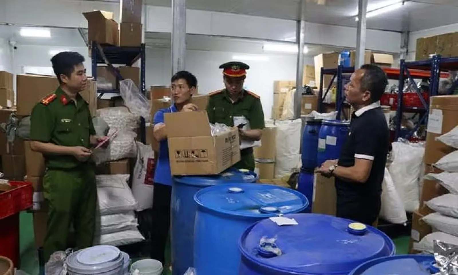 Khởi tố 2 nữ giám đốc sản xuất, buôn bán thực phẩm chức năng giả quy mô lớn