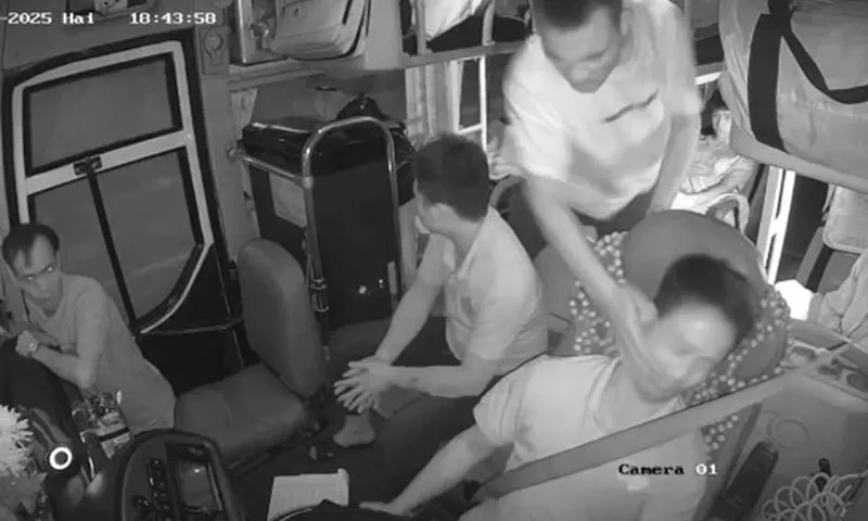 Video Clip: Tài xế chở khách đang chạy trên đường bị hành khách đánh vào mặt