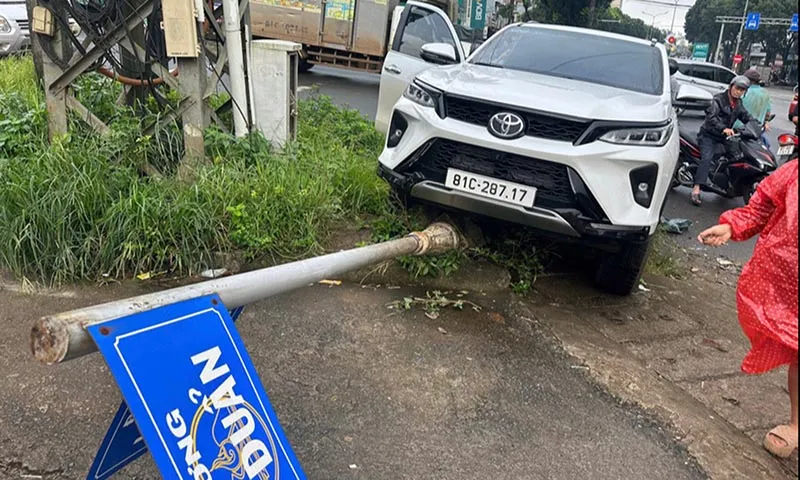 Tài xế lái ô tô leo lề đụng ngã cột tên đường, nghi đột quỵ