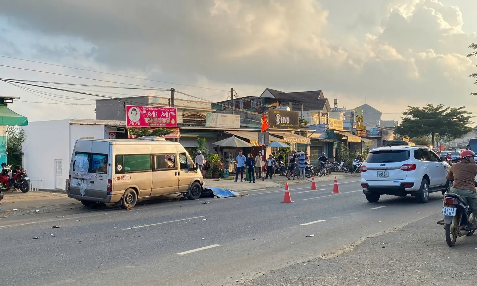 Lâm Đồng: Xe khách lấn làn đụng người đi xe máy tử vong trên Quốc lộ 20