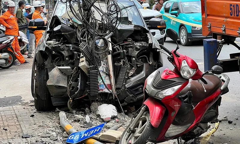 Xe bán tải đụng cột điện, tài xế bất tỉnh trên vô lăng