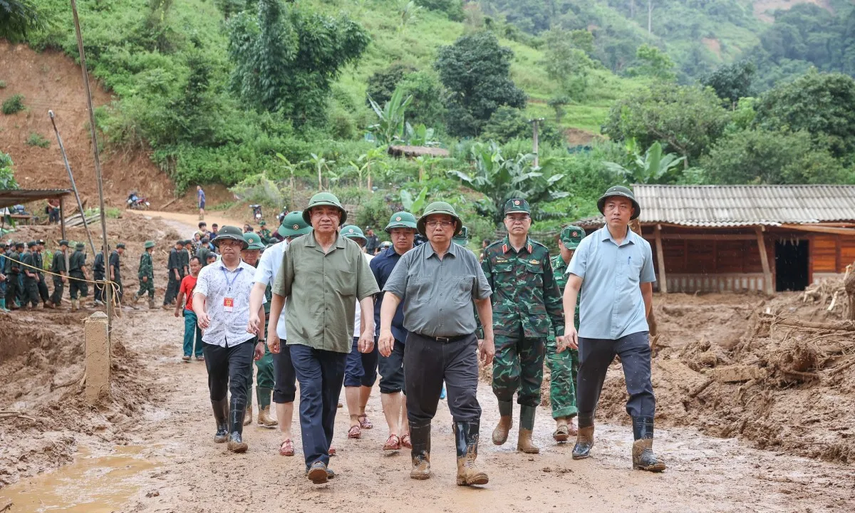 Thủ tướng: Xây dựng lại ngay các ngôi nhà bị lũ cuốn trôi ở Điện Biên