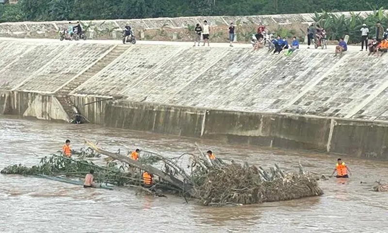 Đi bắt cá, thiếu niên 14 tuổi bị lũ cuốn trôi