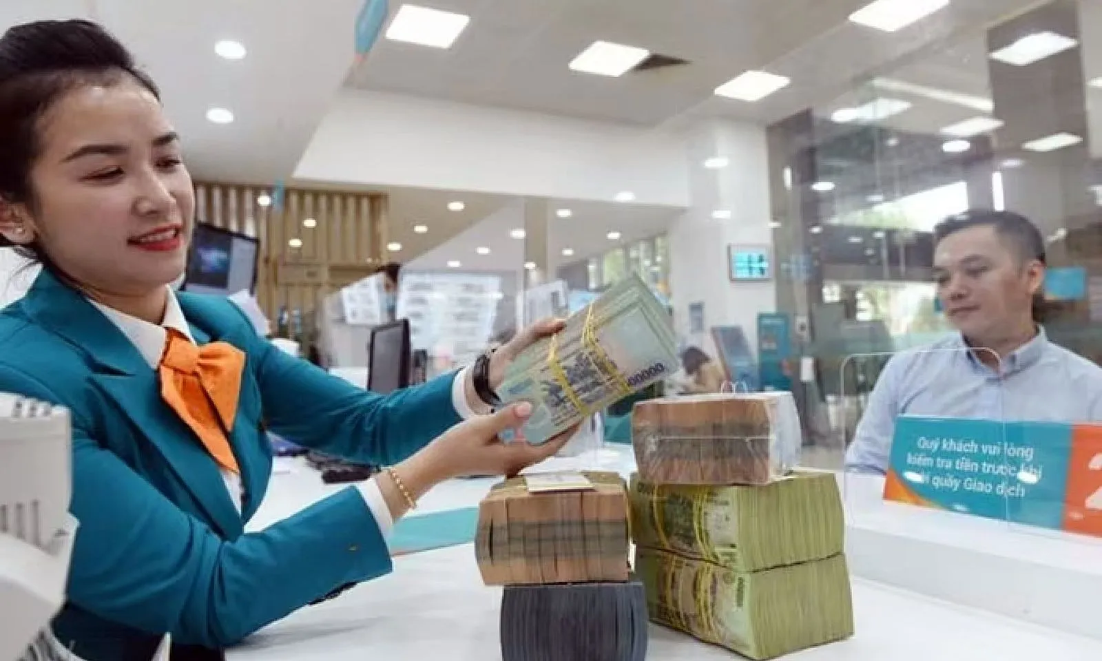 Lãi suất tiết kiệm tháng 8 bắt đầu nhích nhẹ