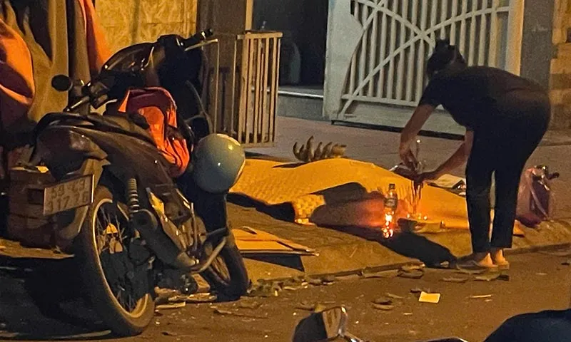 Người đàn ông tử vong rạng sáng bên chiếc xe máy trên vỉa hè
