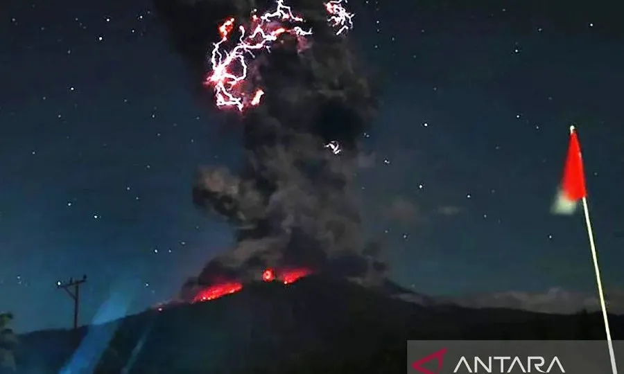 Núi lửa Lewotobi Laki-laki phun trào dữ dội, cột tro bụi cao 18km