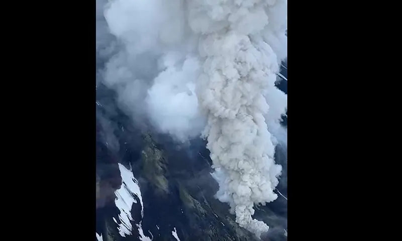 Video clip: Núi lửa ngủ yên hơn 500 năm nay phun trào tại Nga