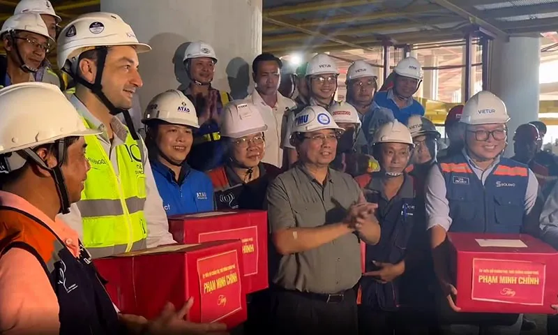 Thủ tướng Phạm Minh Chính đi gặp gỡ và tặng quà cho đội ngũ làm việc tại đây