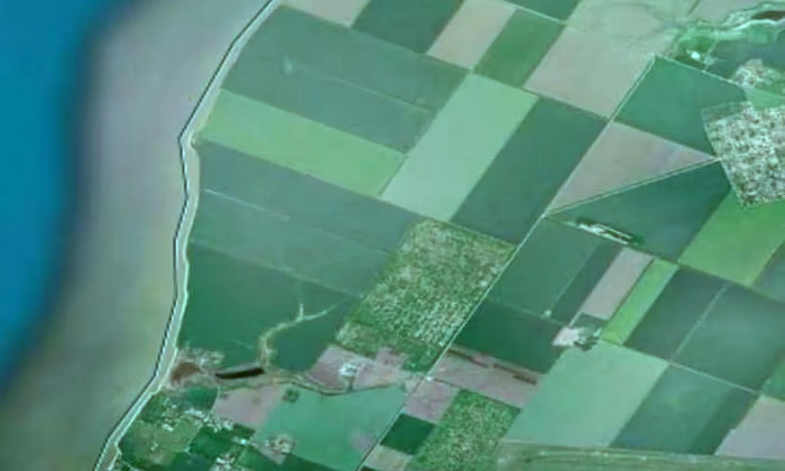 Ukraine tấn công hàng loạt hạ tầng dầu mỏ, quốc phòng của Nga