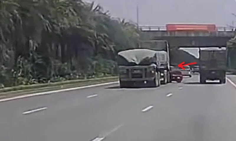 Video clip: Xe tải chuyển làn ẩu, ép xe con lật ngửa