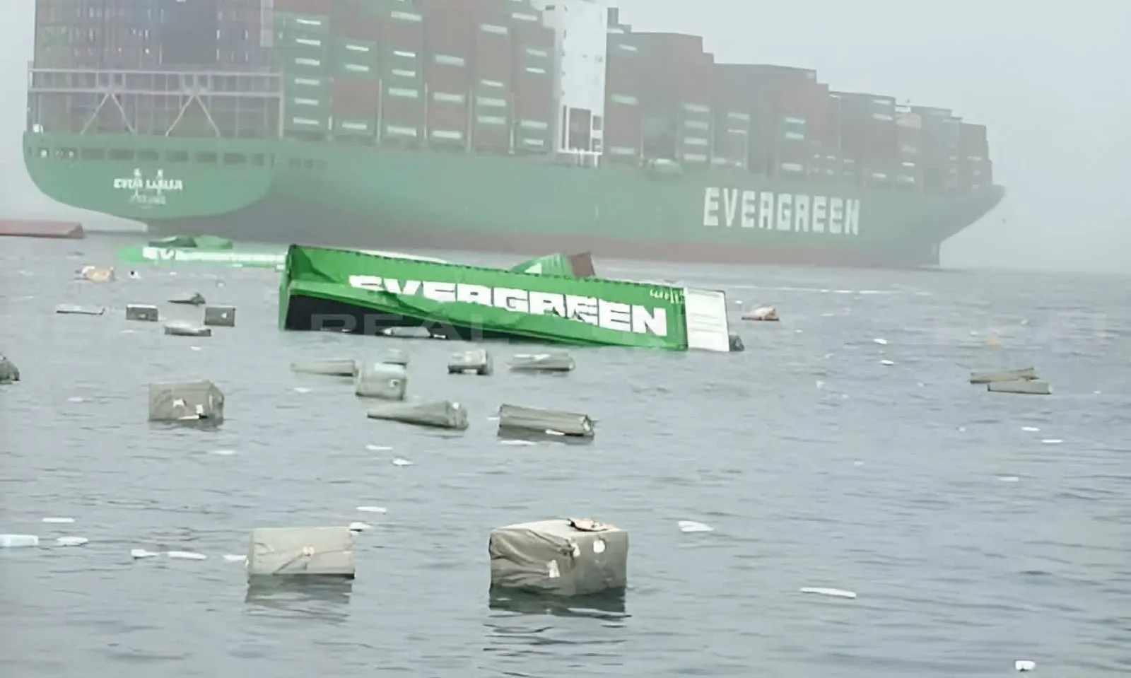 Hơn 90 container rơi xuống biển trong hai sự cố hàng hải liên tiếp của hãng tàu Evergreen