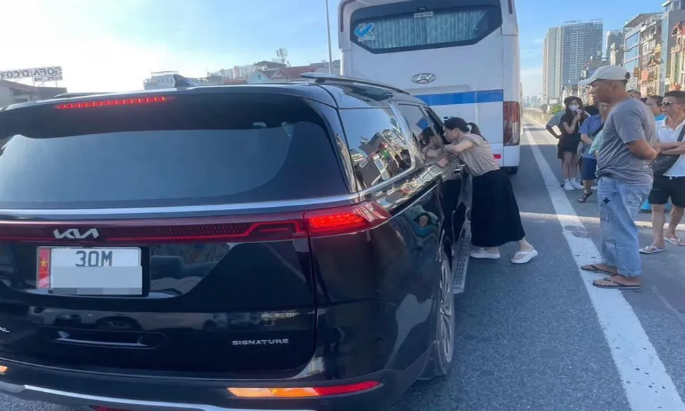 Không được nhường đường, người đàn ông leo lên xe khách giật khóa rồi bỏ đi