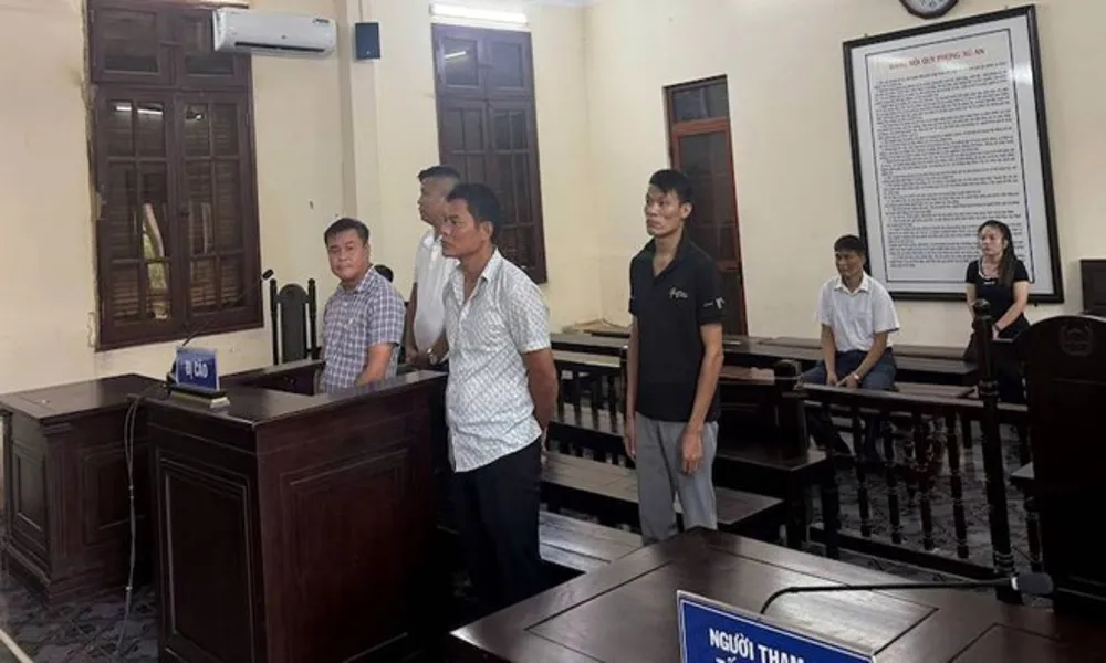 Dùng cốc thủy tinh, điếu cày làm hung khí, lĩnh án vì gây rối nơi công cộng