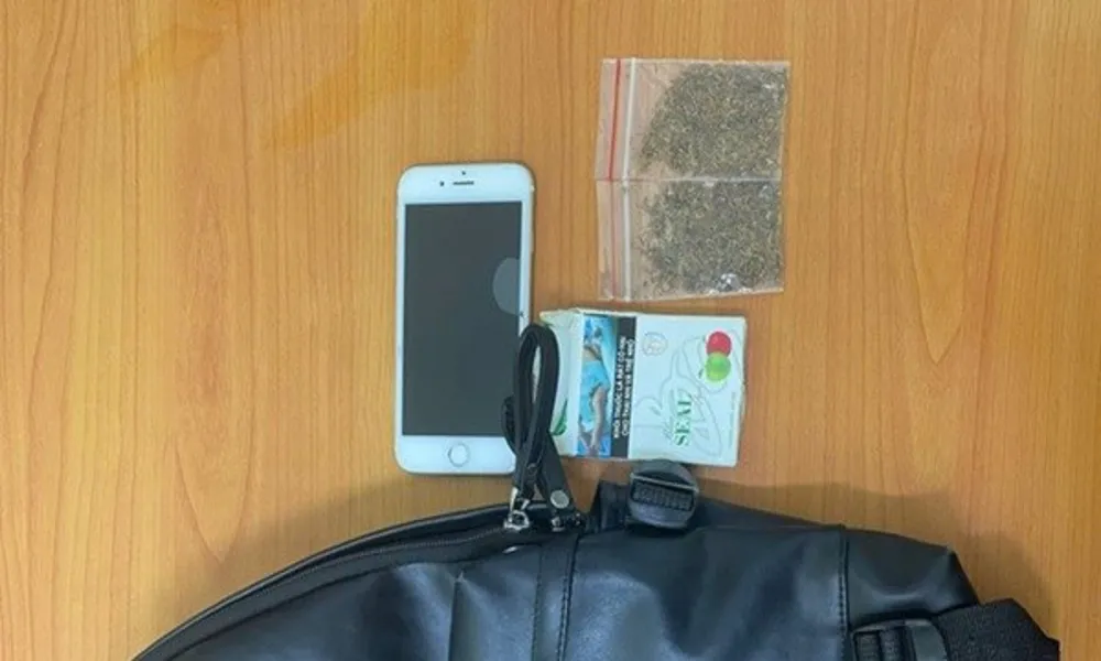 Bắt hai thanh niên mua bán ma túy trá hình dưới dạng cỏ thơm