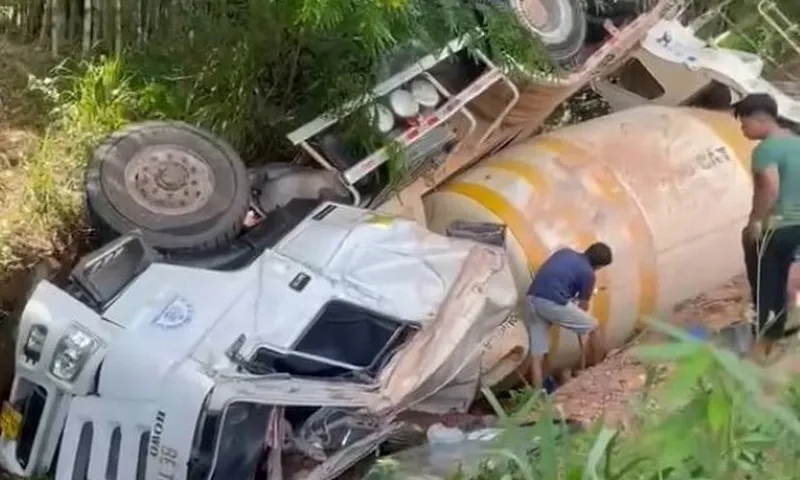 Mất lái, xe bồn bị lật xuống cống thoát nước, tài xế may mắn thoát chết