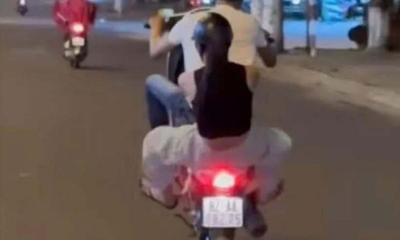 Video clip: Nam thanh niên Quảng Ngãi bốc đầu xe, lạng lách nguy hiểm