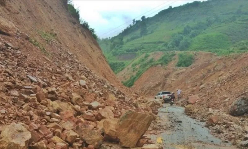 Khẩn trương khắc phục thiệt hại nặng nề sau mưa lũ 