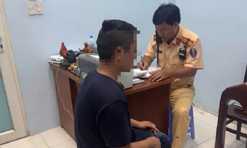 Tài xế N.T.N. làm việc với cảnh sát giao thông - Ảnh CACC