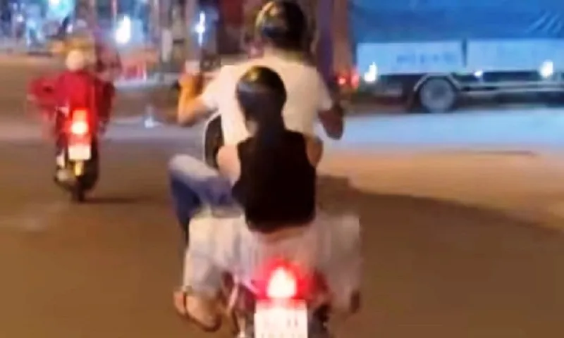 Thanh niên bốc đầu xe máy