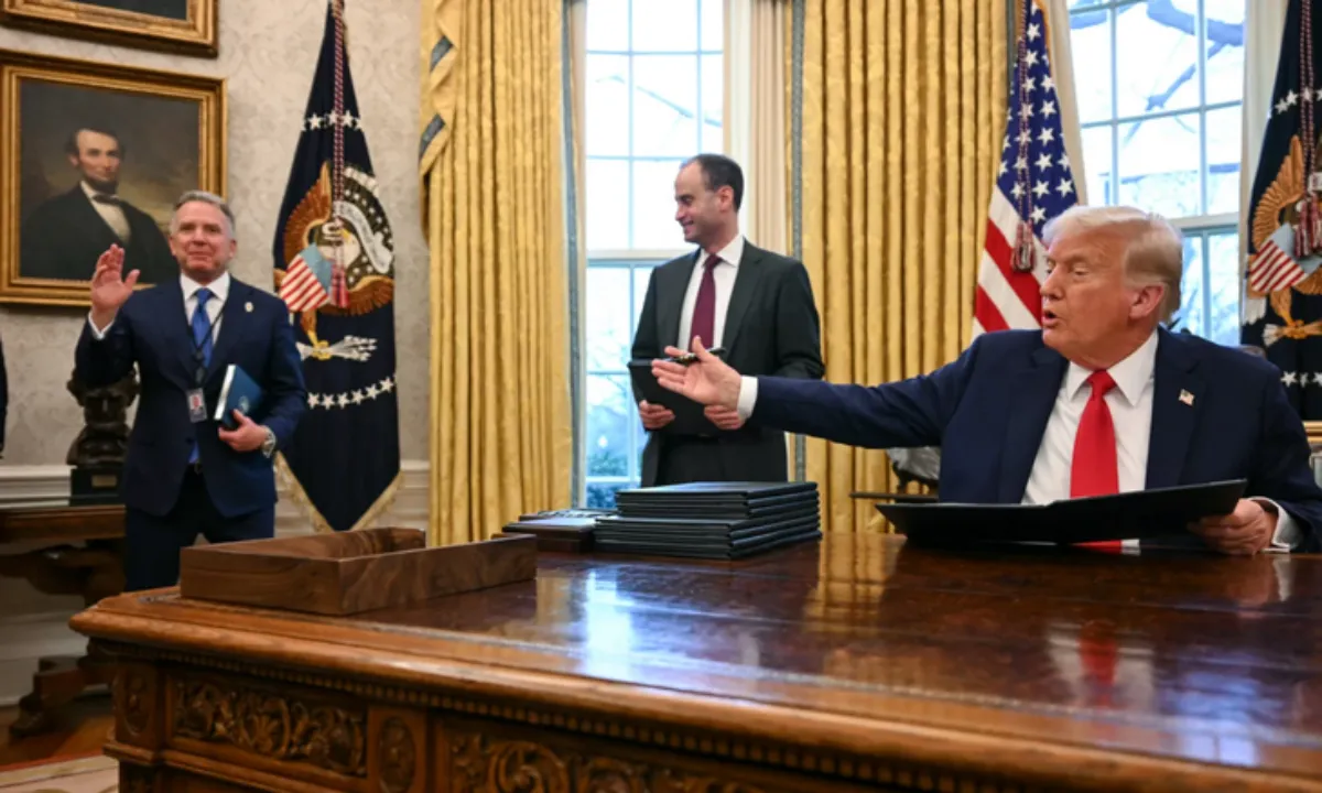 Ông Trump tung “quân bài” ngoại giao trước giờ G trừng phạt Nga