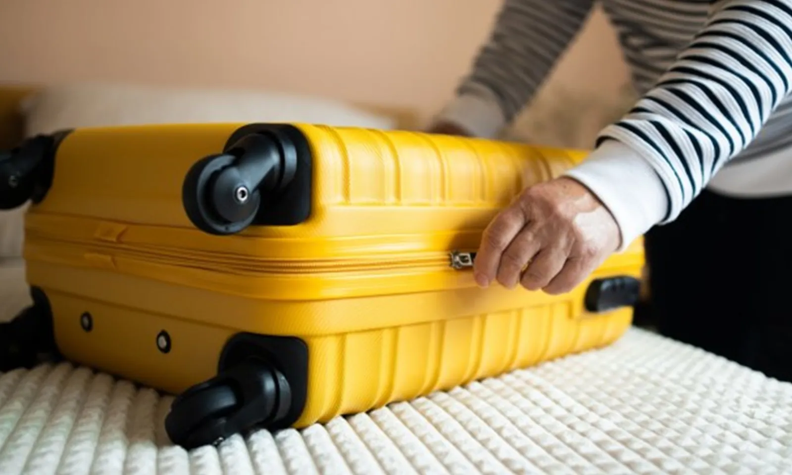 Phát hiện bé gái 2 tuổi bên trong một vali - trong khoang hành lý xe buýt