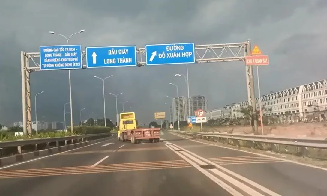Video clip: Xe đầu kéo lạng lách trên cao tốc TPHCM - Long Thành - Dầu Giây gây bức xúc