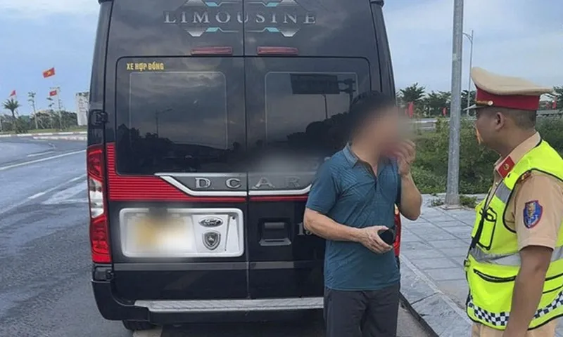 Quảng Ninh: Tài xế xe khách bị phạt nặng vì không thắt dây an toàn và dùng điện thoại khi lái xe