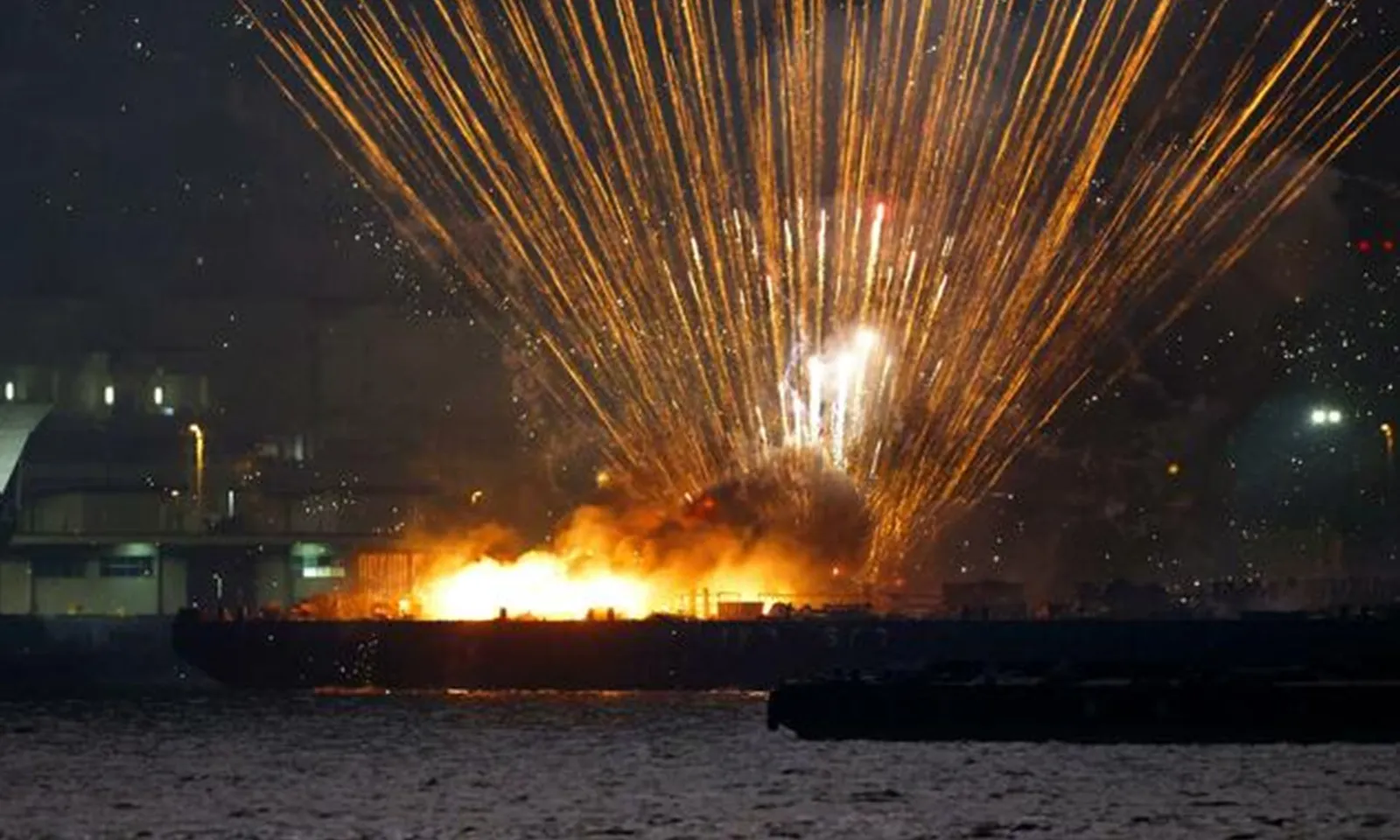 Nhật Bản: Cháy lớn trên xà lan trình diễn pháo hoa tại lễ hội Yokohama