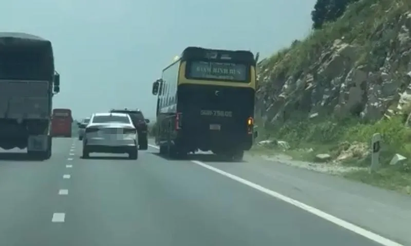 Clip: Tài xế xe khách chạy ẩu vào làn khẩn cấp cao tốc bị xử lý