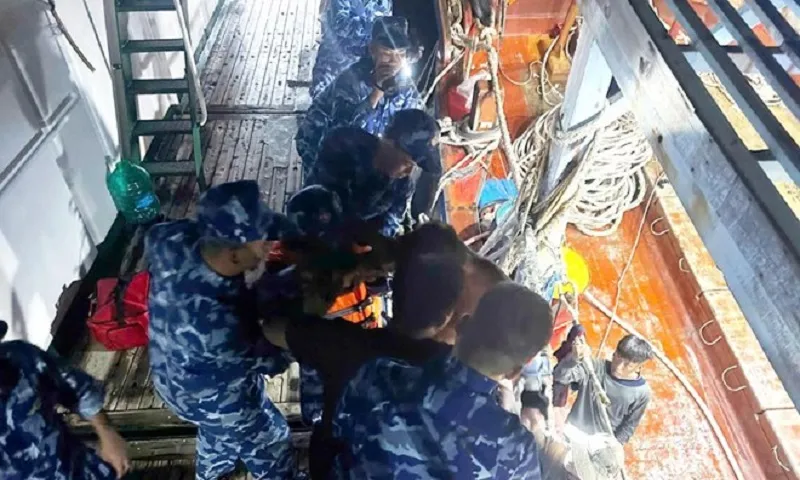 Hỗ trợ y tế khẩn cấp cho ngư dân bị tai nạn lao động 