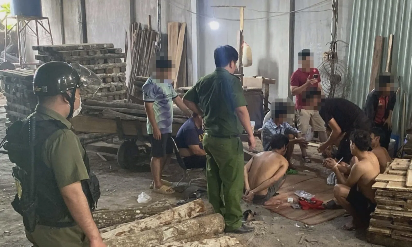 Bắt giữ 7 đối tượng đánh bạc dưới hình thức “cào tố”