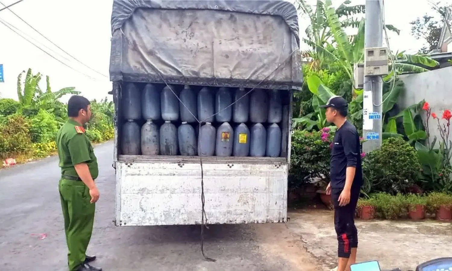 Ngăn chặn hơn 13 tấn dầu ăn đã qua sử dụng vận chuyển sang Cần Thơ tiêu thụ