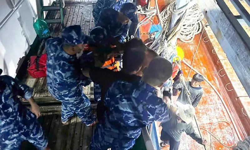 Cảnh sát biển cứu nạn kịp thời cho ngư dân gãy tay trong đêm