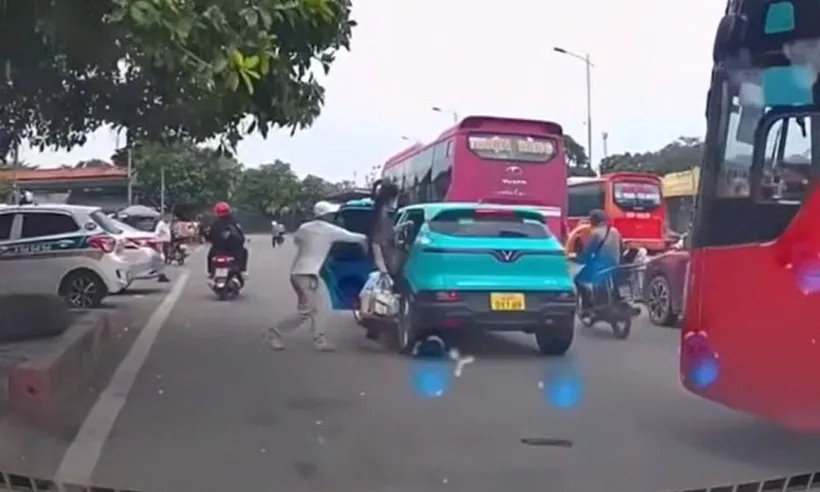 Công an vào cuộc vụ nhóm người chặn taxi công nghệ, đuổi hành khách ra khỏi xe