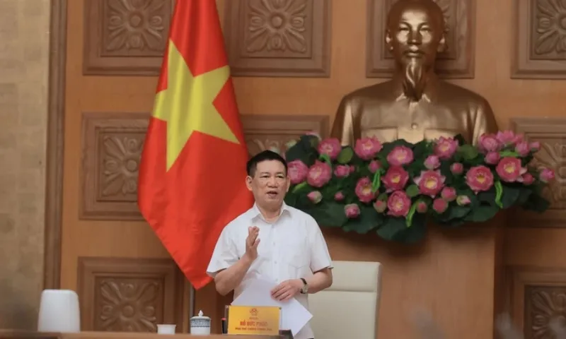 Phó Thủ tướng chỉ đạo kiểm soát giá điện, xăng dầu