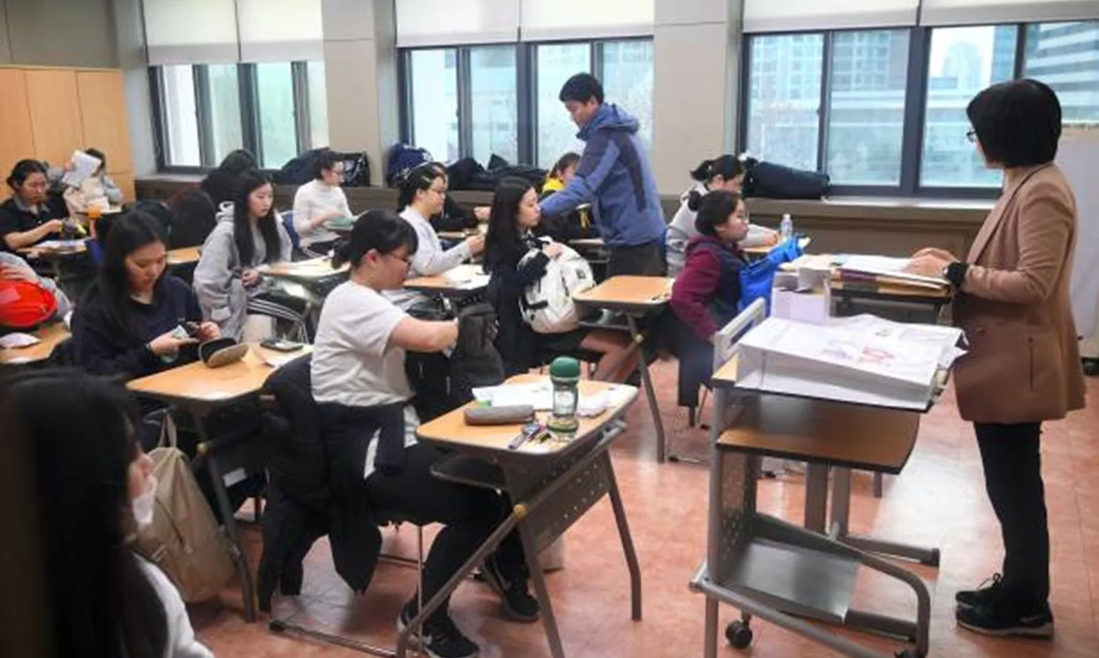 Hàn Quốc dừng triển khai sách giáo khoa tích hợp AI trong trường học