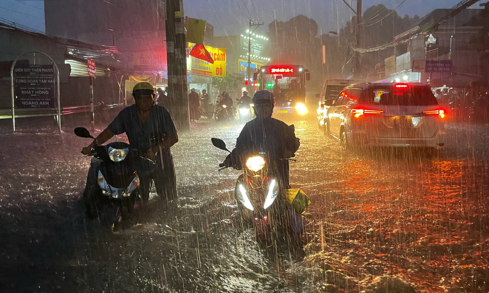 Chiều 5/8: Mưa lớn gây ngập nhiều tuyến đường tại TPHCM